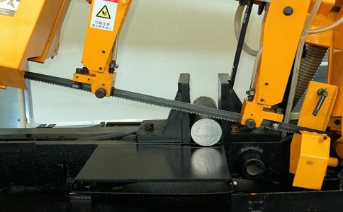 武胜数控带锯床自动送料精度会出现偏差吗？