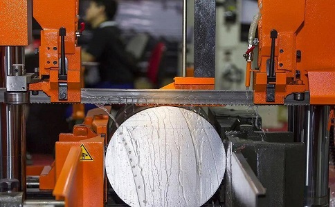 武胜立式金属带锯床切削出现跑带故障解决方法！